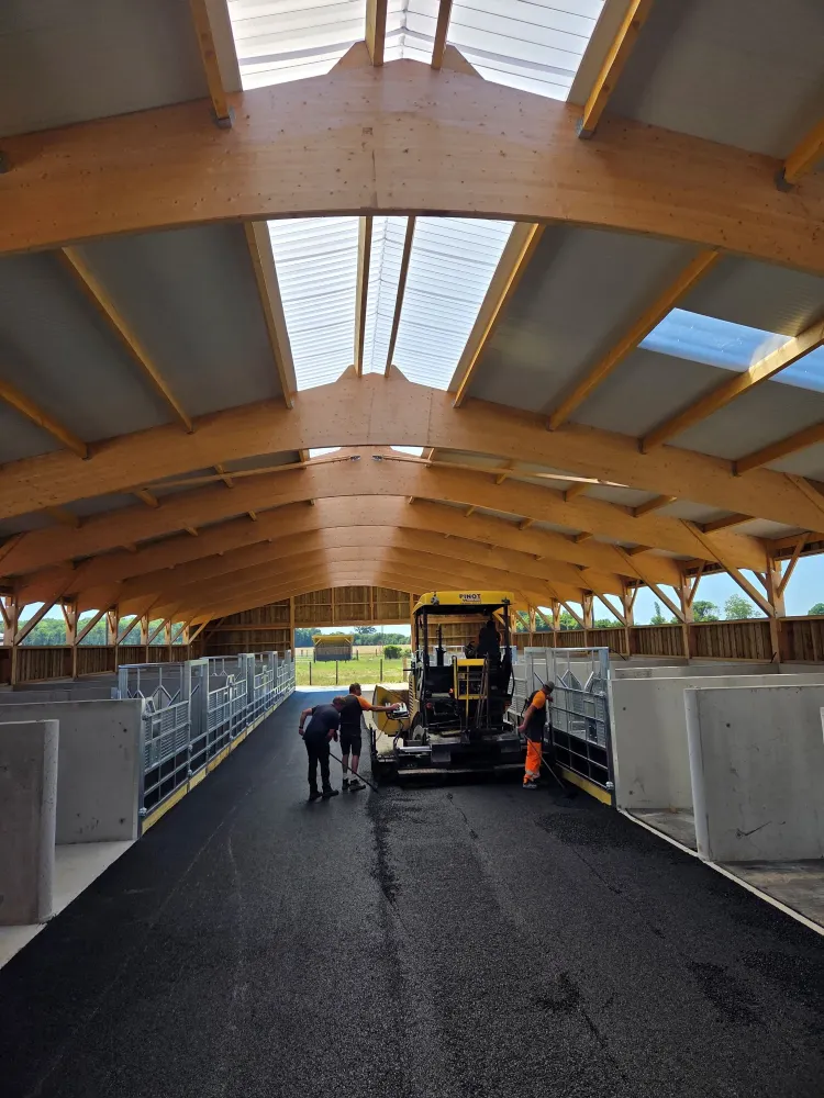 Application d'enrobé sous hangar
